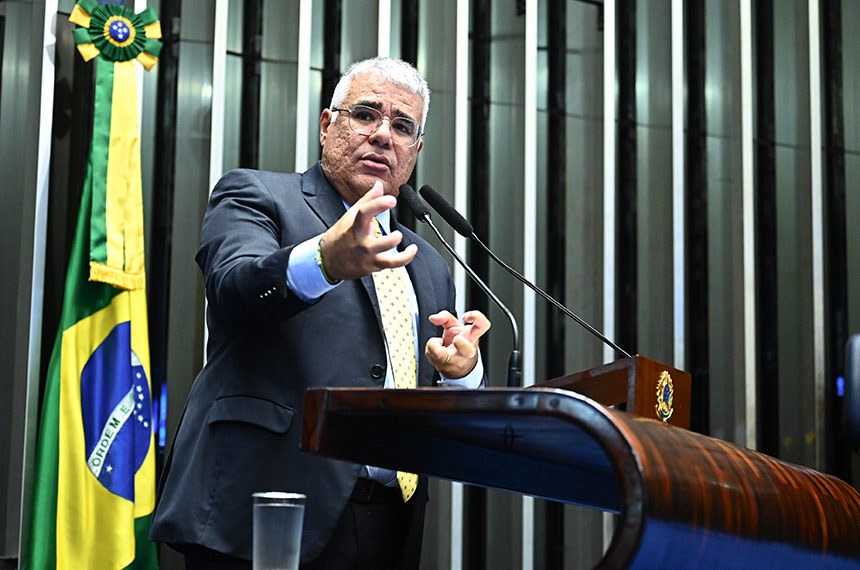 À tribuna, em discurso, senador Eduardo Girão (Novo-CE).