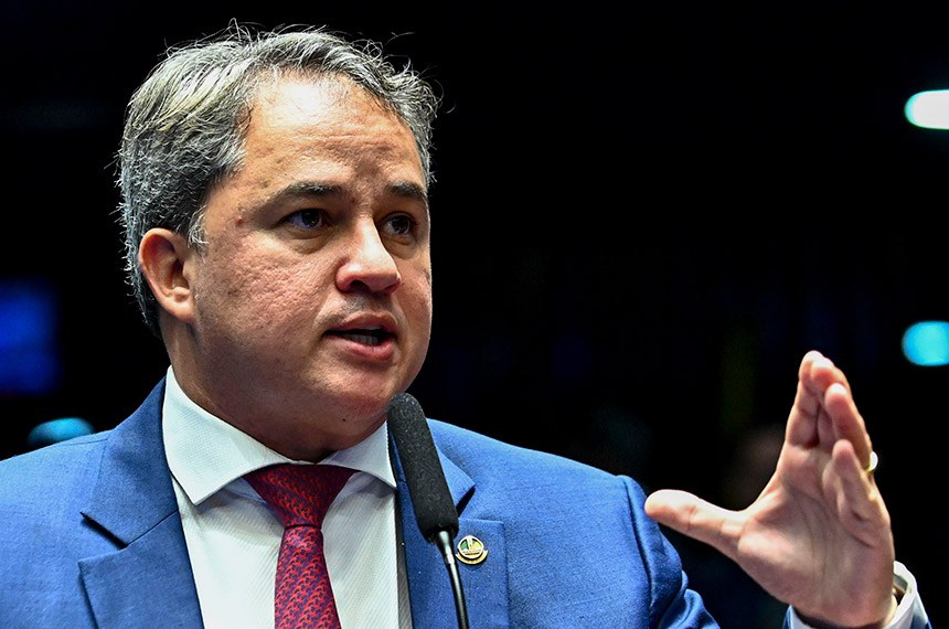 À bancada, em pronunciamento, senador Efraim Filho (União-PB).