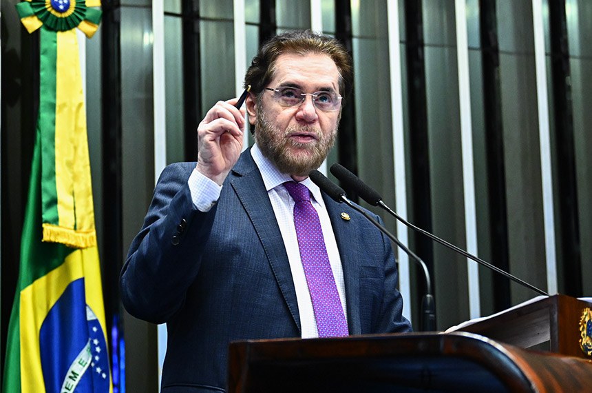 À tribuna, em discurso, senador Plínio Valério (PSDB-AM). 