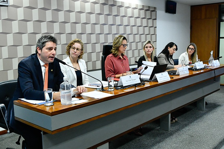 Mesa: 
senador Carlos Portinho (PL-RJ) - em pronunciamento; 
vice-presidente do Comitê Olímpico do Brasil - COB, Yane Marques; 
presidente da CEsp, senadora Leila Barros (PDT-DF); 
subcoordenadora do Núcleo de Direitos Humanos da Defensoria Pública do Estado do Rio de Janeiro, Tathiane Campos Soares; 
membro da Câmara Técnica de Psiquiatria do Conselho Federal de Medicina, Christina Hajaj Gonzalez; 
coordenadora-geral de Monitoramento de Jogo Responsável, da Secretaria de Prêmios e Apostas do Ministério da Fazenda, Daniele Correa Cardoso. 