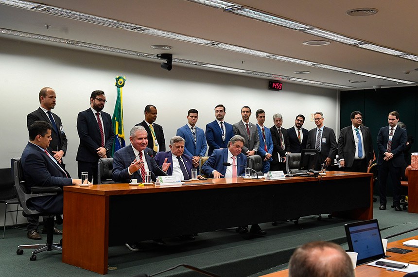 Participam: 
presidente do Senado Federal, senador Davi Alcolumbre (União-AP); 
relator do PLN 26/2024, senador Angelo Coronel (PSD-BA);
senador Izalci Lucas (PL-DF); 
presidente da CMO, deputado Julio Arcoverde (PP-PI);
consultor-geral de Orçamentos do Senado Federal, Flávio Diogo Luz; 
diretor da Consultoria de Orçamento e Fiscalização Financeira da Câmara dos Deputados, Graciano Rocha Mendes.