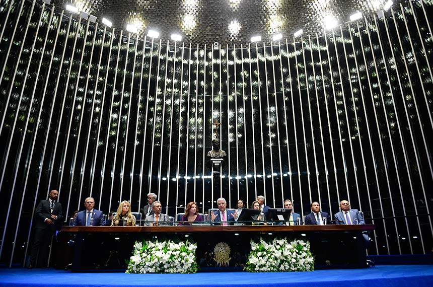 Mesa: 
reitor da Universidade de Fortaleza (Unifor), Randal Martins Pompeu;
presidente da Fundação Edson Queiroz, Lenise Queiroz Rocha;
governador do Estado do Ceará, Elmano de Freitas;
requerente desta sessão, deputada Fernanda Pessoa (União-CE);
presidente e requerente desta sessão, senador Eduardo Girão (Novo-CE);
diretora da Secretaria Legislativa do Congresso Nacional, Roberta Lys de Moura Rochael;
ministro de Estado da Educação, Camilo Sobreira de Santana;
presidente do Tribunal Regional Eleitoral do Estado do Ceará (TRE/CE), desembargador Raimundo Nonato Silva Santos;
ministro do Superior Tribunal de Justiça (STJ), Teodoro Silva Santos.