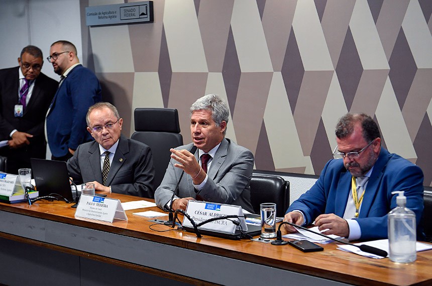 Mesa: 
presidente da CRA, senador Zequinha Marinho (Podemos-PA);
ministro de Estado do Desenvolvimento Agrário e Agricultura Familiar, Luiz Paulo Teixeira em pronunciamento;
presidente do  Instituto Nacional de Colonização e Reforma Agrária (INCRA), César Aldrighi.