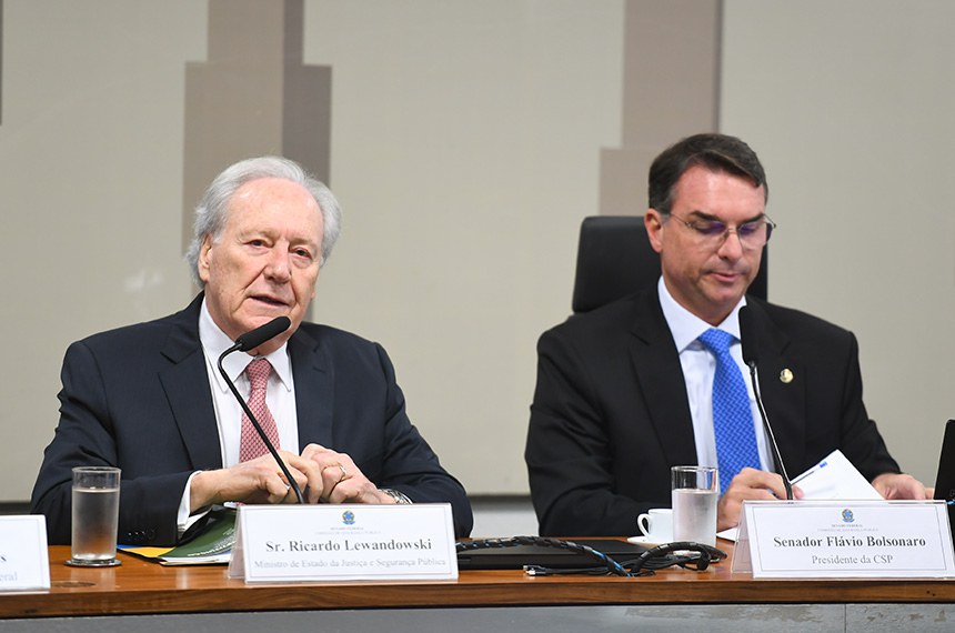Mesa: 
presidente da CSP, senador Flávio Bolsonaro (PL-RJ); 
ministro de Estado da Justiça e Segurança Pública, Ricardo Lewandowski.