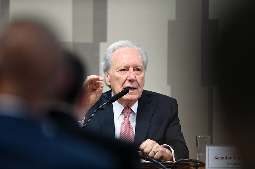 Em pronunciamento, à mesa, ministro de Estado da Justiça e Segurança Pública, Ricardo Lewandowski.