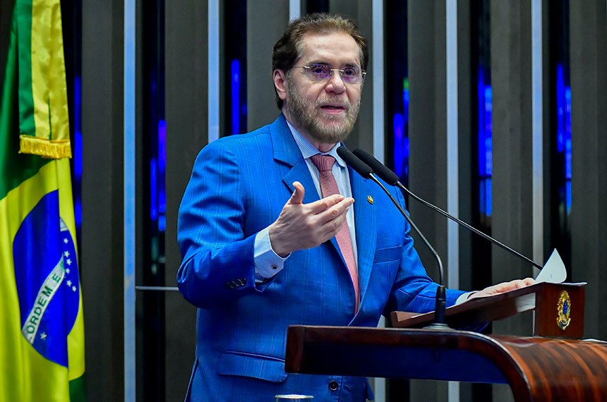 À tribuna, em discurso, senador Plínio Valério (PSDB-AM). 