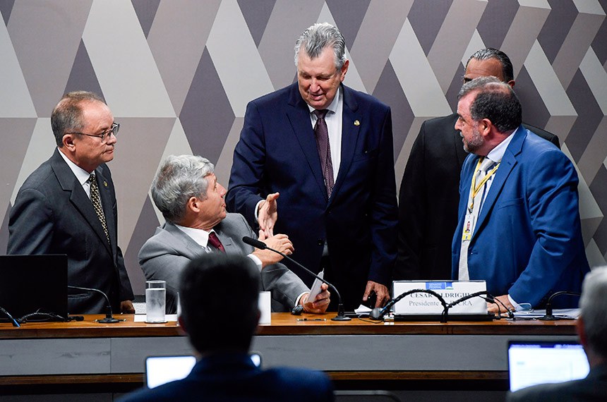 Mesa: 
presidente da CRA, senador Zequinha Marinho (Podemos-PA);
ministro de Estado do Desenvolvimento Agrário e Agricultura Familiar, Luiz Paulo Teixeira; 
senador Luis Carlos Heinze (PP-RS);
presidente do  Instituto Nacional de Colonização e Reforma Agrária (INCRA), César Aldrighi.