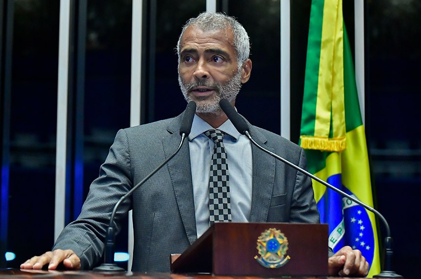 Em discurso, à tribuna, senador Romário (PL-RJ). 