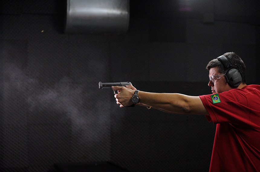 A Frente Parlamentar da Segurança defende flexibilização do Estatuto do Desarmamento - Projetos de lei que tramitam atualmente no Senado propõem alterações no Estatuto do Desarmamento. A proposta defendida pelo senador Wilder Morais (PP-GO) é a própria revogação do Estatuto, por meio da convocação de um plebiscito, para substituição por uma nova lei que assegure o porte de armas de fogo a quaisquer cidadãos. A matéria aguarda relatório do senador Sérgio Petecão (PSD-AC) na Comissão de Constituição, Justiça e Cidadania (CCJ). 