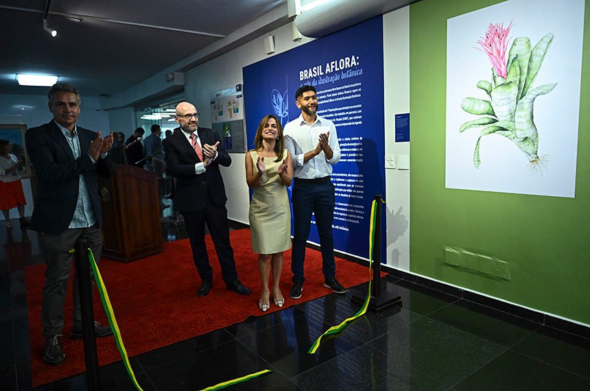 Participam:
diretor-executivo de Gestão do Senado Federal, Márcio Tancredi;
gestor de Resposnabilidade Social do Senado Federal, Humberto Formiga;
coordenadora-geral da Secretaria de Comunicação Social (Secom), Luciana Rodrigues Pereira;
diretor do Centro de Ilustração Botânica do Paraná (CIBP), Alessandro Cândido.