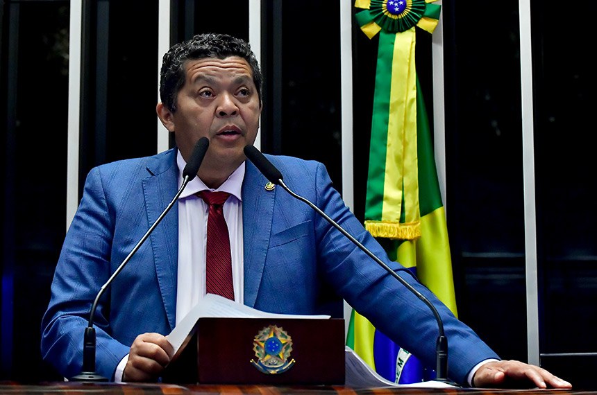 À tribuna, em discurso, senador Beto Faro (PT-PA). 