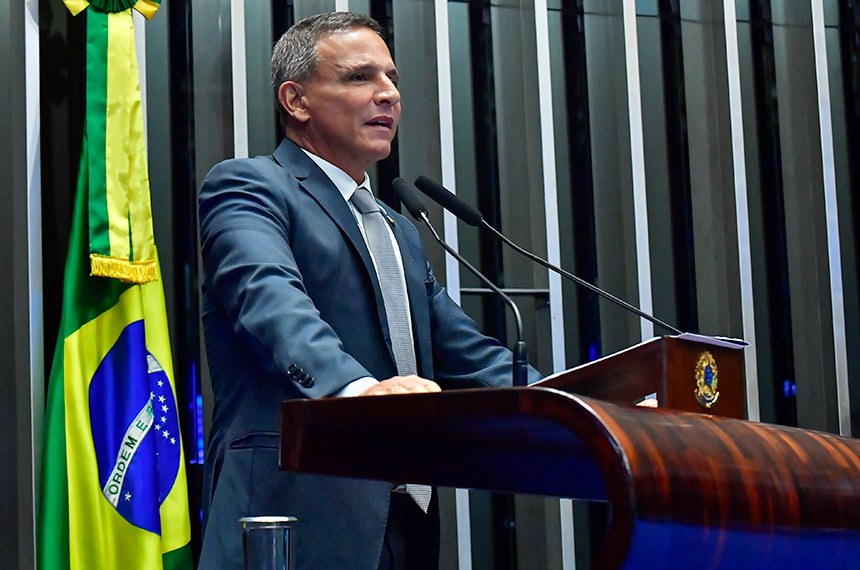 À tribuna, em discurso, senador Marcio Bittar (União-AC). 