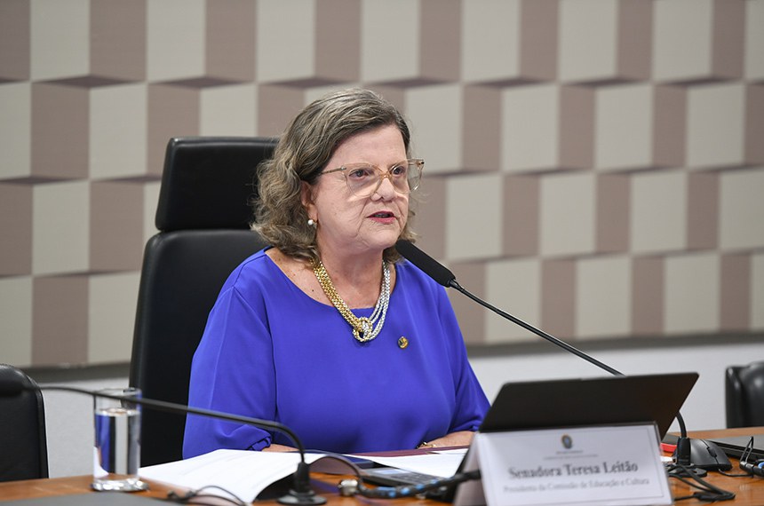 Mesa: 
presidente da CE, senadora Teresa Leitão (PT-PE).