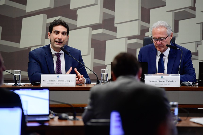 Mesa: 
presidente do Banco Central do Brasil, Gabriel Galípolo;
presidente da CAE, senador Renan Calheiros (MDB-AL).
