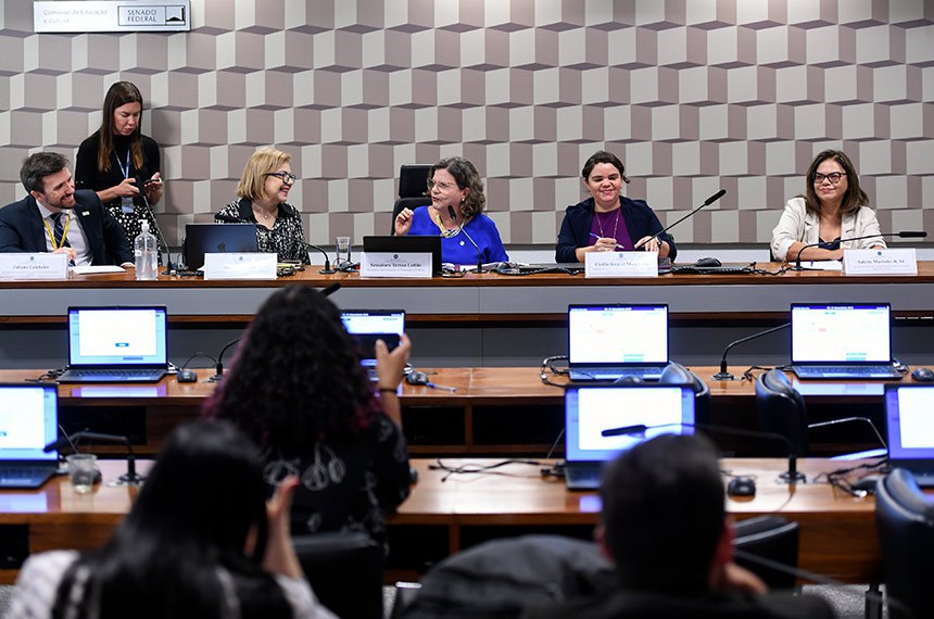 Mesa: 
presidente da Associação Nacional das Universidades Particulares (Anup), Juliano Griebeler;
membro da Diretoria da Associação Brasileira das Mantenedoras de Ensino Superior (Abmes), Amabile Pacios;
presidente da CE, senadora Teresa Leitão (PT-PE);
presidente da Associação Brasileira dos Reitores das Universidades Estaduais e Municipais (Abruem), Cicília Raquel Maia Leite;
secretária executiva do Conselho de Reitores das Universidades Brasileiras (Crub), Salette Marinho de Sá.