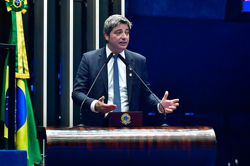 Senador Carlos Portinho (PL-RJ) em discurso à tribuna.