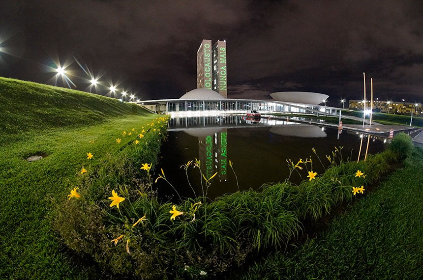 A projeção faz parte de ação da Confederação Israelita do Brasil (Conib) para lembrar o Dia do Holocausto e do Heroísmo (“Yom HaShoá VehaGvurá”, em hebraico). Este é o terceiro ano em que o Congresso Nacional participa da iniciativa.