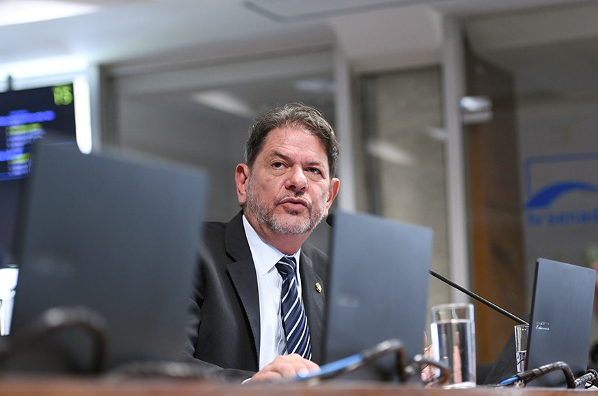 Senador Cid Gomes (PSB-CE) em pronunciamento à bancada.