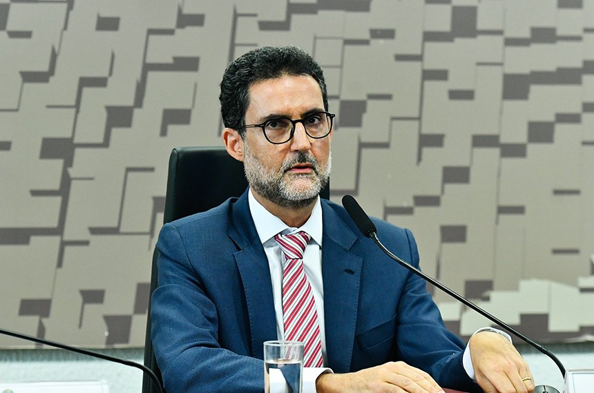 Mesa: 
indicado para exercer o cargo de embaixador do Brasil na República da Áustria (MSF 4/2025), Eduardo Paes Saboia - em pronunciamento.