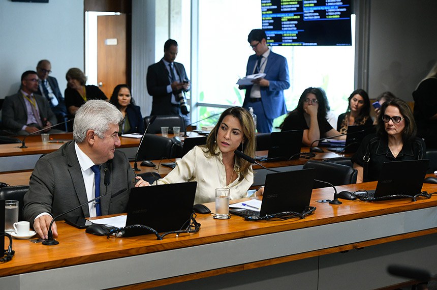 À mesa, vice-presidente da CAS, senadora Dra. Eudócia (PL-AL).