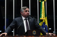 Izalci defende fim da reeleição e cobra investimentos na educação básica