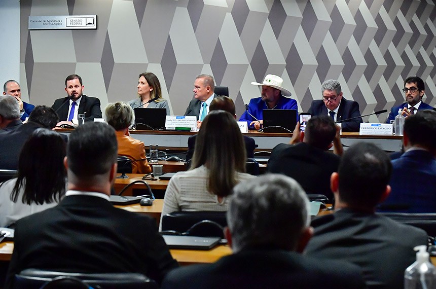 Mesa:
diretor executivo da Associação Brasileira dos Produtores de Soja - Aprosoja Brasil, Fabrício Morais Rosa;
presidente da Associação dos Produtores de Soja e Milho do Estado de Mato Grosso (Aprosoja/MT), Lucas Luis Costa Beber;
ex-deputada Juliana Kolankiewicz;
presidente eventual da CRA, senador Wellington Fagundes (PL-MT);
deputado estadual de Mato Grosso Gilberto Cattani (PL-MT);
presidente da Federação da Agricultura e Pecuária de Mato Grosso (Famato), Vilmondes Tomain;
consultor jurídico da Associação Nacional dos Exportadores de Cereais (Anec), Frederico Favacho.