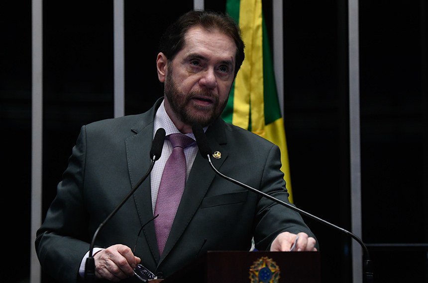 Senador Plínio Valério (PSDB-AM) em discurso à tribuna.