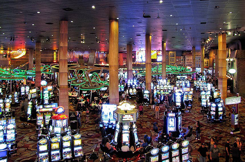Os clientes dos cassinos podem jogar nas slot machines (caça-níqueis), roleta, blackjack, poker e outros jogos de fortuna e azar.