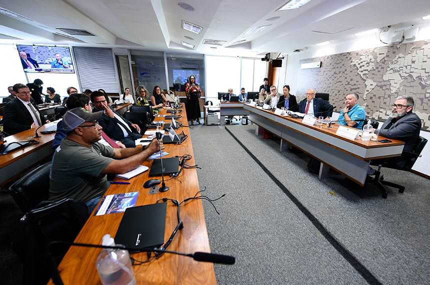 Mesa: 
presidente executivo da Associação Brasileira da Indústria do Plástico, Paulo Teixeira;
diretora do Departamento de Meio Ambiente do Ministério das Relações Exteriores (MRE), embaixadora Maria Angélica Ikeda;
presidente eventual da CRE, senador Esperidião Amin (PP-SC);
presidente da Aliança Internacional de Catadores de Materiais Recicláveis, Severino Lima Júnior;
pesquisador do Instituto do Mar da Universidade Federal de São Paulo (Unifesp), Ítalo Braga de Castro.