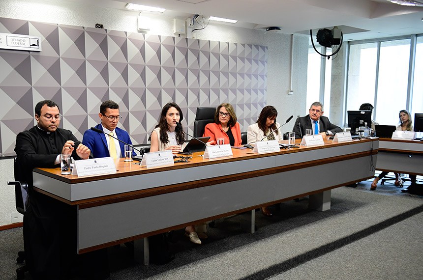 Mesa: 
reverendo Assessor da Pastoral da Educação da Arquidiocese de Brasília, Padre Paulo Rogério;
presidente da Associação Nacional de Educação Domiciliar, Carlos Vinicius Reis;
representante da Family Talks, Maria Eduarda Manso;
presidente da CDH, senadora Damares Alves (Republicanos-DF).  
chefe da Assessoria Especial da Cultura de Paz nas Escolas da Secretaria de Educação do Distrito Federal, Ana Beatriz Goldstein;
conselheiro do Instituto Brasileiro de Direito e Religião (IBDR), Douglas Roberto de Almeida Baptista.