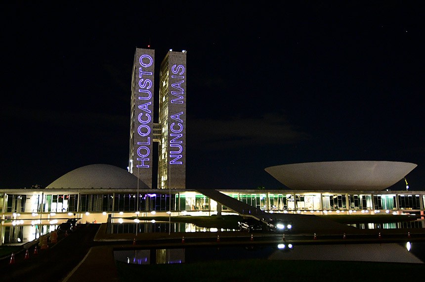 Lembrada em todo o mundo, a data faz referência ao genocídio que matou mais de 6 milhões de judeus e outras minorias durante a Segunda Guerra Mundial em algumas cidades ocupadas pelos nazistas e em campos de concentração, e homenageia também o espírito de resistência de alguns que conseguiram se rebelar.