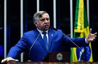 Izalci cobra ação do Senado para ajudar a coibir fraudes no INSS