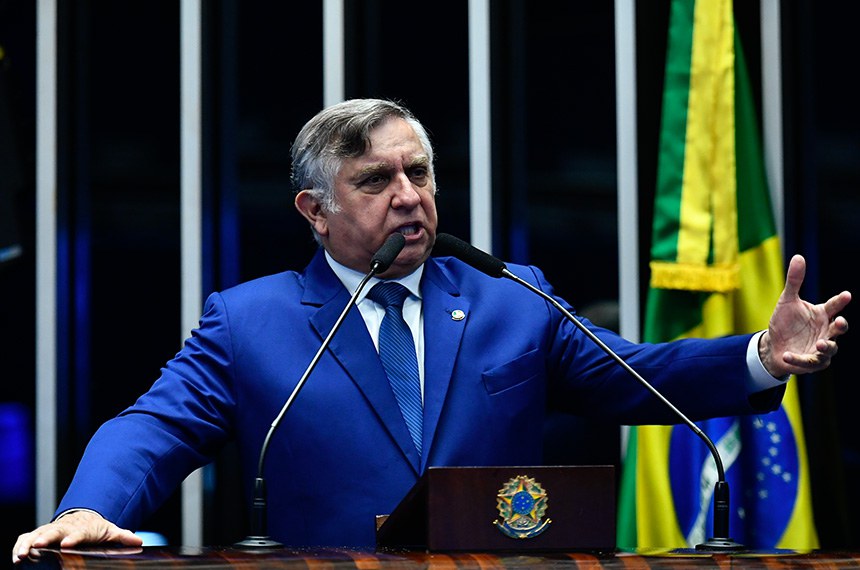 Senador Izalci Lucas (PL-DF) em discurso à tribuna.