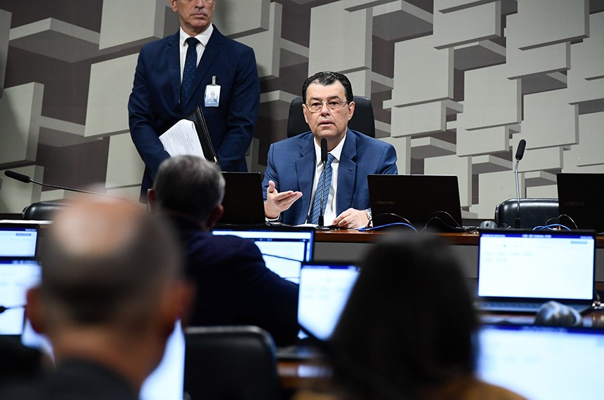 À mesa, presidente eventual da CAE, senador Eduardo Braga (MDB-AM), conduz reunião.
