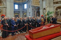 Davi representa o Congresso na despedida ao papa