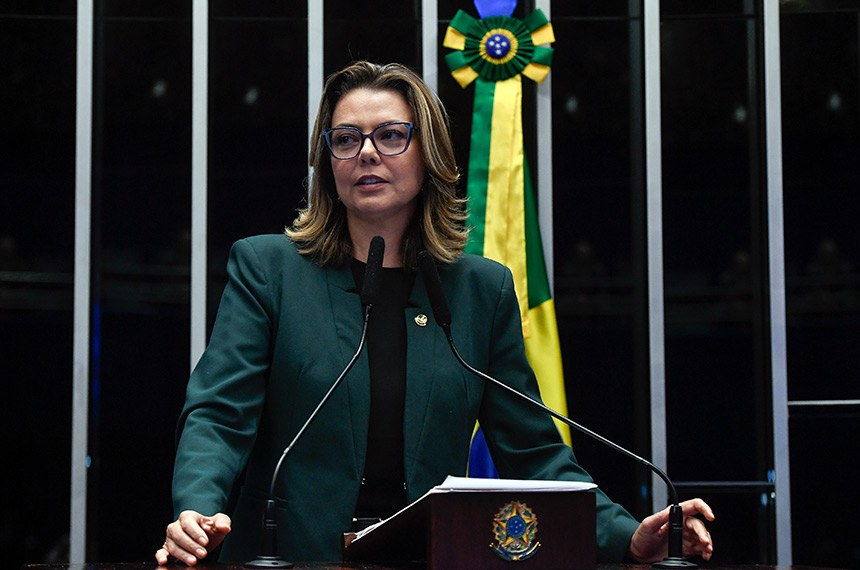 À tribuna, em discurso, relatora do PL 5.427/2023, senadora Leila Barros (PDT-DF).