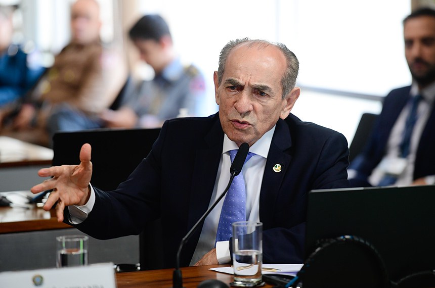 À bancada, em pronunciamento, senador Marcelo Castro (MDB-PI).