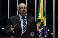 Paim condena fraudes no INSS e homenageia papa Francisco