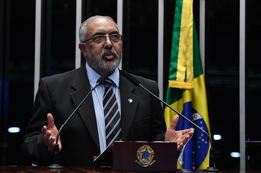 Em discurso, à tribuna, senador Paulo Paim (PT-RS).