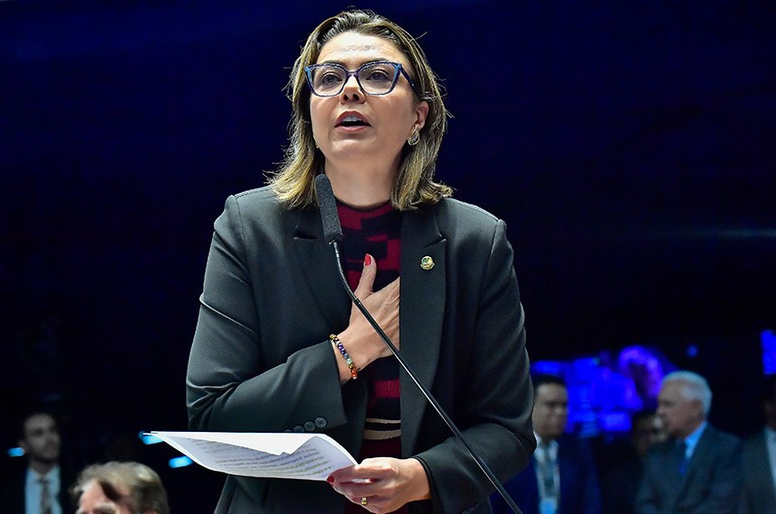 Senadora Leila Barros (PDT-DF) em pronunciamento à bancada.