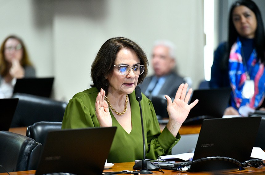 Em pronunciamento, à bancada, senadora Damares Alves (Republicanos-DF).