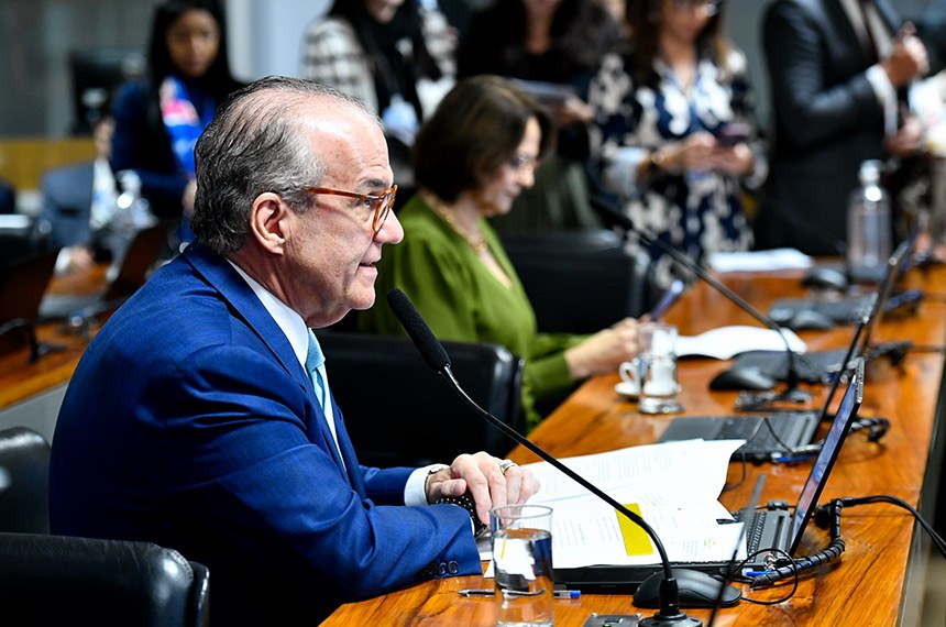 Mesa: 
presidente da CAE, senador Renan Calheiros (MDB-AL).