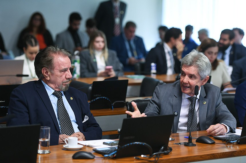 À bancada, em pronunciamento, senador Jaime Bagattoli (PL-RO). 