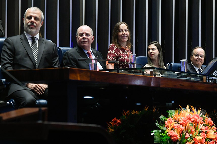 Mesa:
diretor-presidente da S.A. O Estado de São Paulo, Erick Bretas;
deputado Hildo Rocha (MDB-MA);
presidente e requerente desta sessão, senadora Mara Gabrilli (PSD-SP);
diretora da Secretaria Legislativa do Congresso Nacional, Roberta Lys de Moura Rochael;
presidente do Conselho de Administração da S.A. O Estado de São Paulo, Francisco Mesquita Neto;
diretor de Jornalismo da S.A. O Estado de São Paulo, Eurípedes Alcântara.