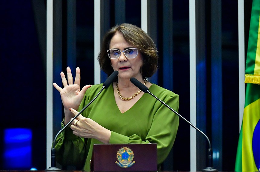 À tribuna, em discurso, senadora Damares Alves (Republicanos-DF). 