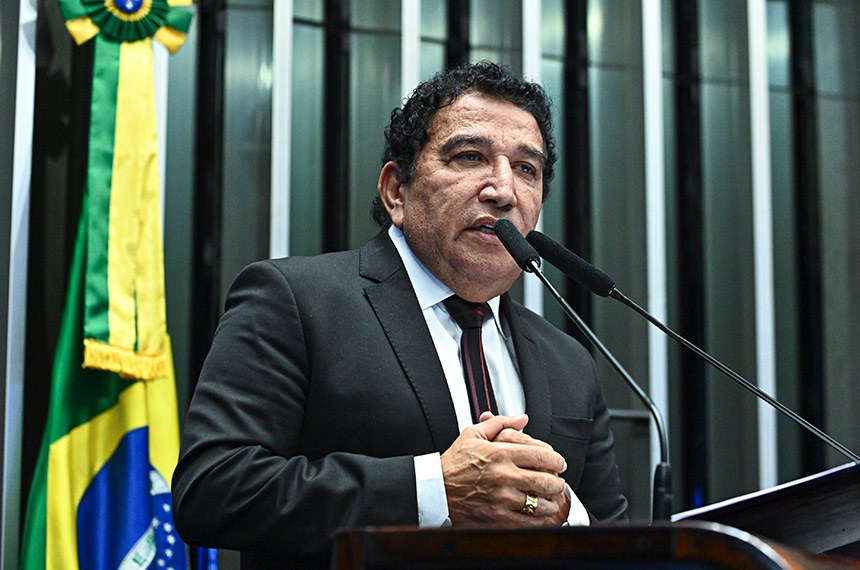 À tribuna, em discurso, senador Magno Malta (PL-ES). 