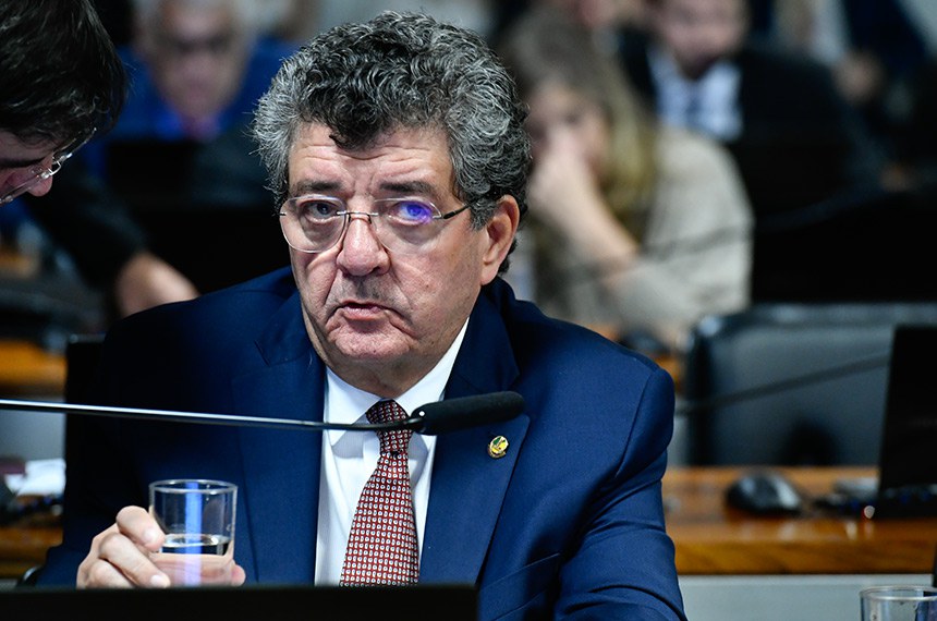 Em pronunciamento, à bancada, senador Fernando Farias (MDB-AL).