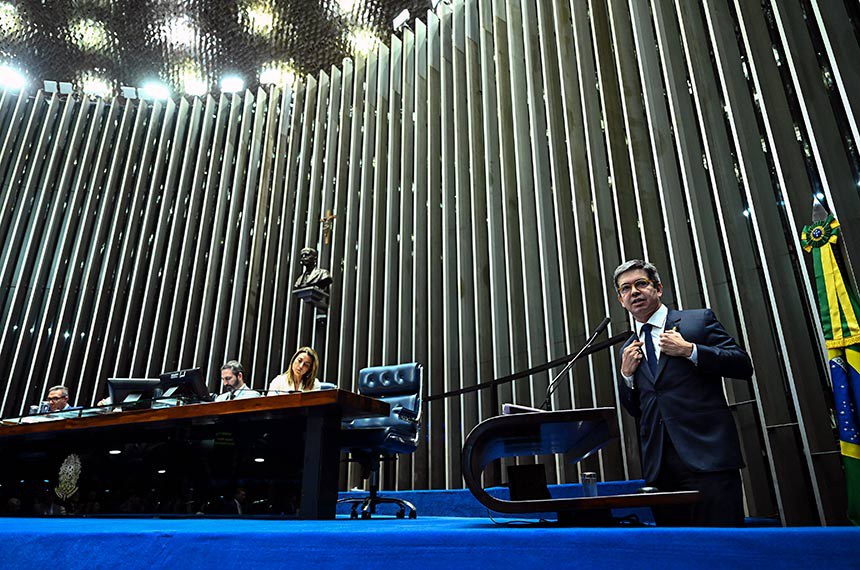 À tribuna, em discurso, senador Randolfe Rodrigues (PT-AP).