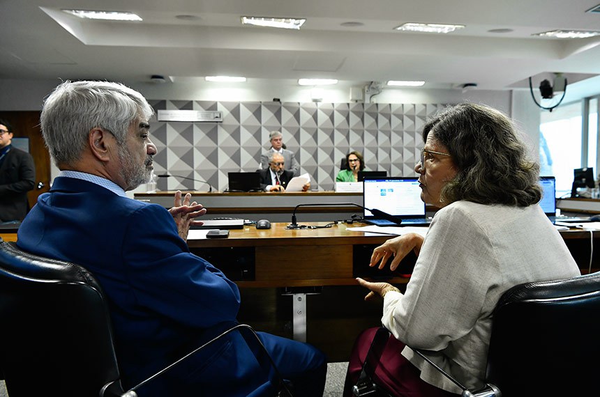 Mesa: 
senador Paulo Paim (PT-RS);
presidente da CDH, senadora Damares Alves (Republicanos-DF) conduz reunião.