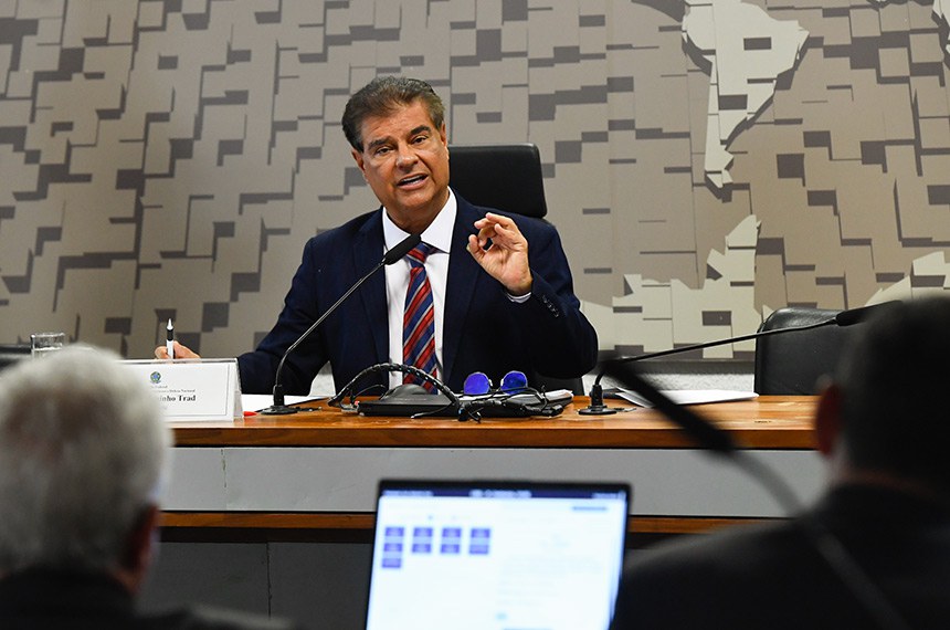 Mesa: 
presidente da CRE, senador Nelsinho Trad (PSD-MS).